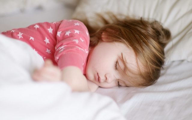 có nên dùng đèn xông tinh dầu cho bé