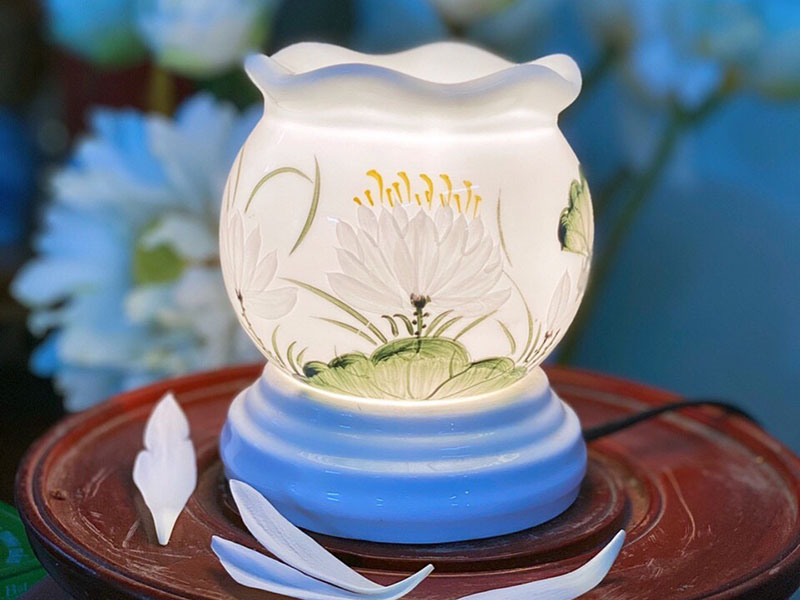 Đèn Xông Tinh Dầu Bát Tràng Dáng Lượn Hoa Cúc Trắng