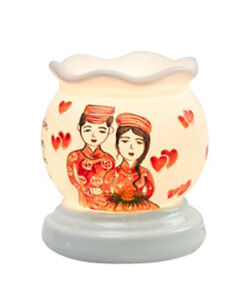 Đèn xông tinh dầu vẽ cô dâu chú rể